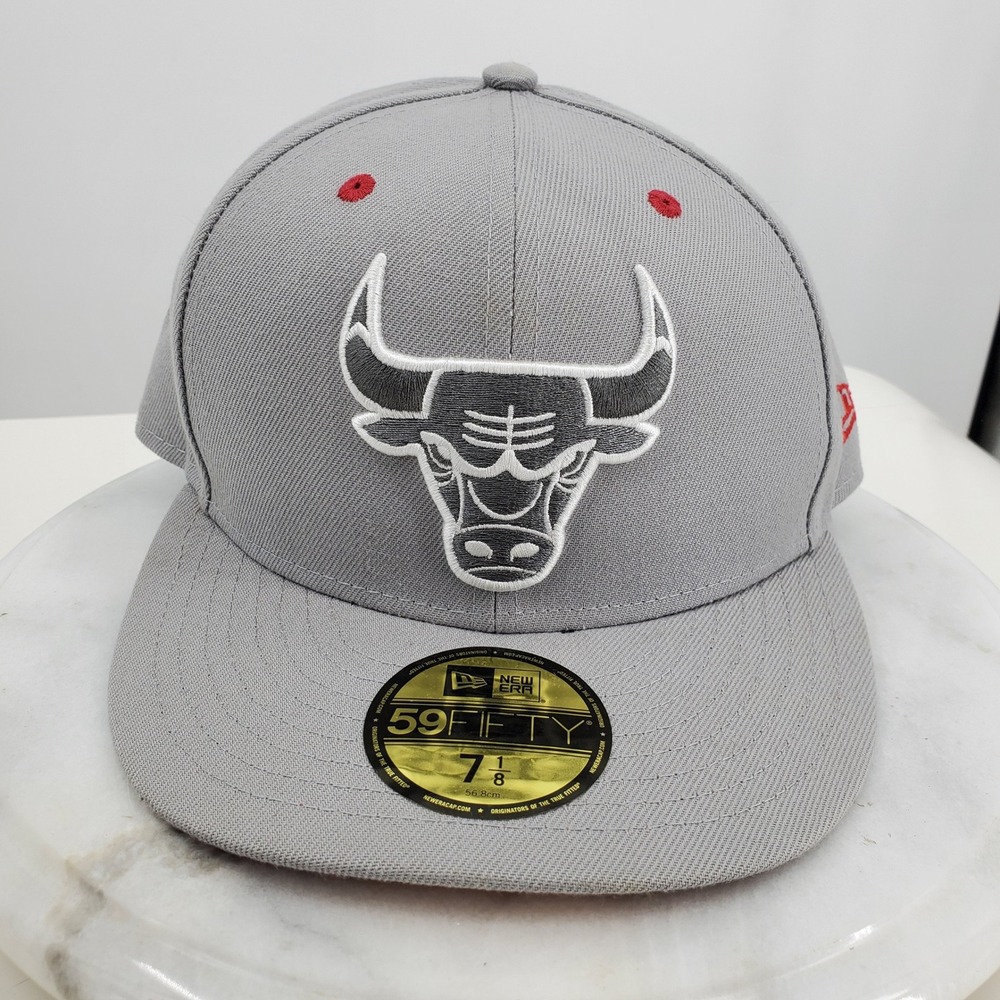 New Era 59FIFTY Chicago Bulls NBA Fitted Hat Grey Red Size 7 1/8 Flat Brim Cap